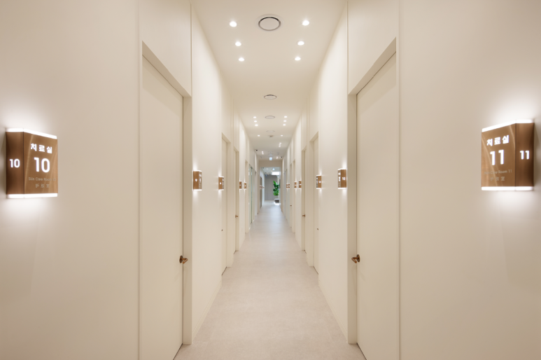 Sinsa Station Lifting, Beyond the Shining Moment, into Lasting Beauty_Imi-seok Theme Dermatology Clinic image 15