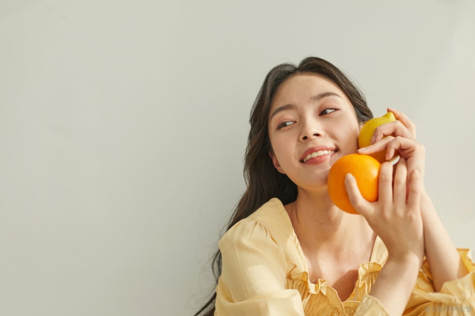 강남덴서티리프팅 거울 앞에서 마주하는 주름, 자연스럽게 관리하는 법 관련 이미지 7