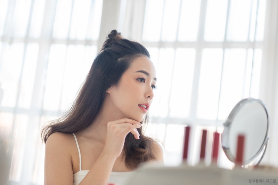 강남덴서티리프팅 거울 앞에서 마주하는 주름, 자연스럽게 관리하는 법 관련 이미지 3