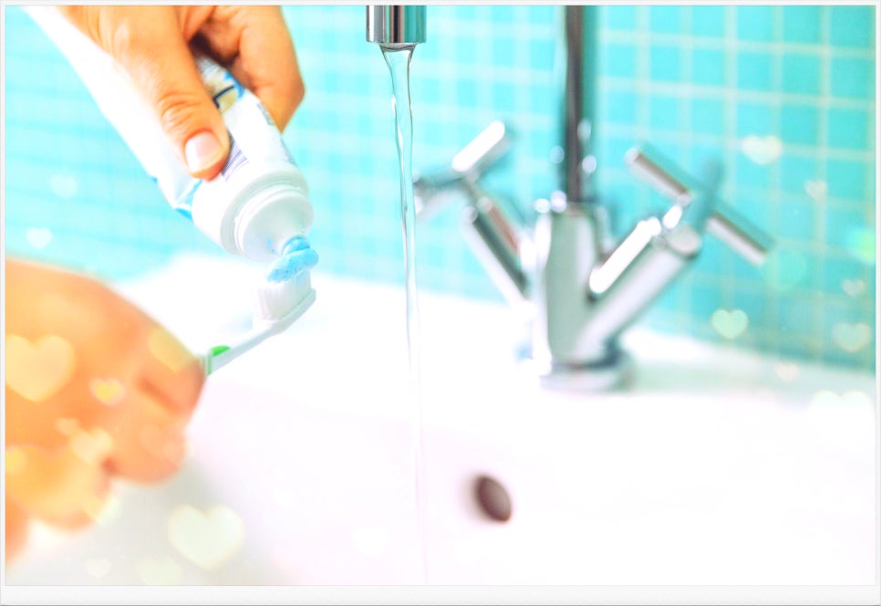 아무리 잘 닦아도 칫솔 교체주기 <제대로> 모르면 소용 없어요 관련 이미지 4