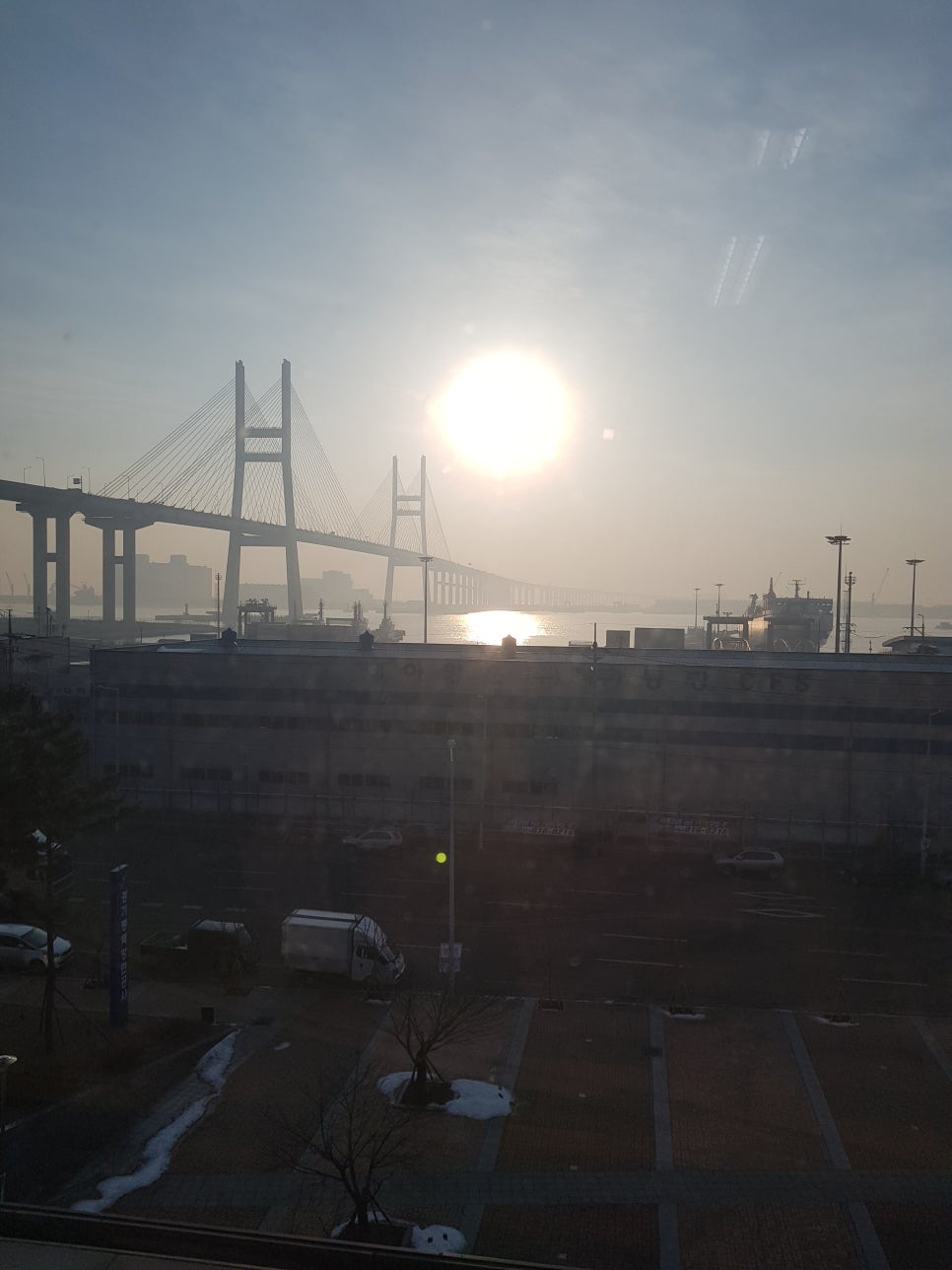 미세먼저에 둘러쌓인 서해대교 관련 이미지 1