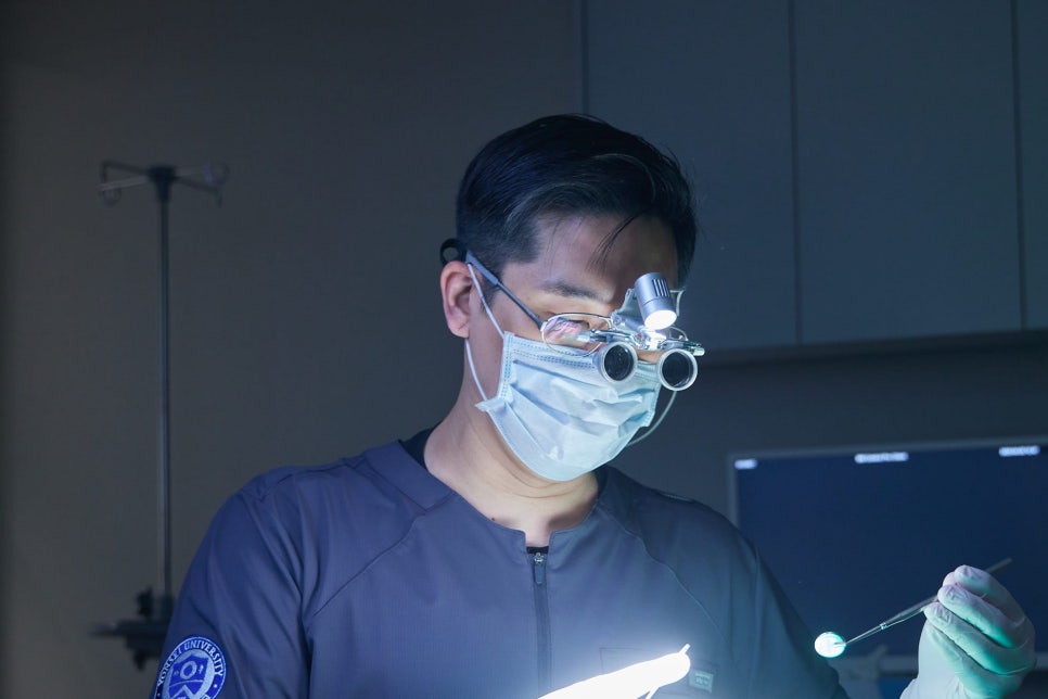 위턱 전체 임플란트 마곡동 치과 수면치료(의식하진정법)을 활용한 진료 방법 관련 이미지 1