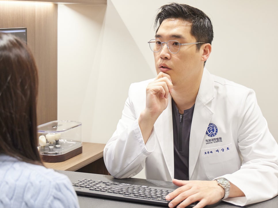 유독 작은 치아 어떻게 해결할 수 있나요? 마곡역 치과 앞니 왜소치 라미네이트 치료 과정 관련 이미지 1