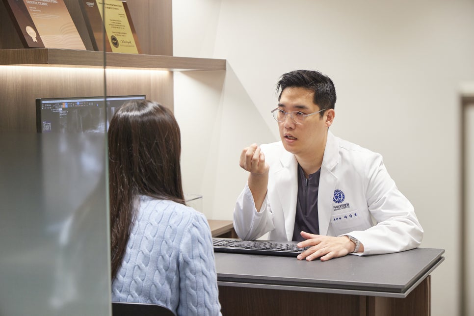 발산 치과 에어플로우 스케일러 를 활용한 치석제거 과정 관련 이미지 13