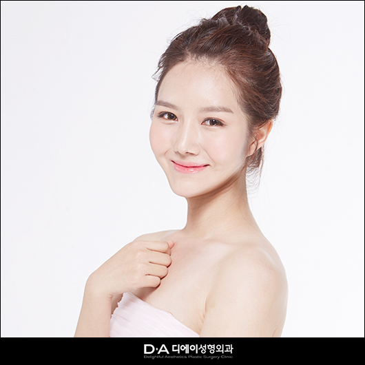 얼굴 전체와 조화를 이루는 자연스러운 DA 관련 이미지 1