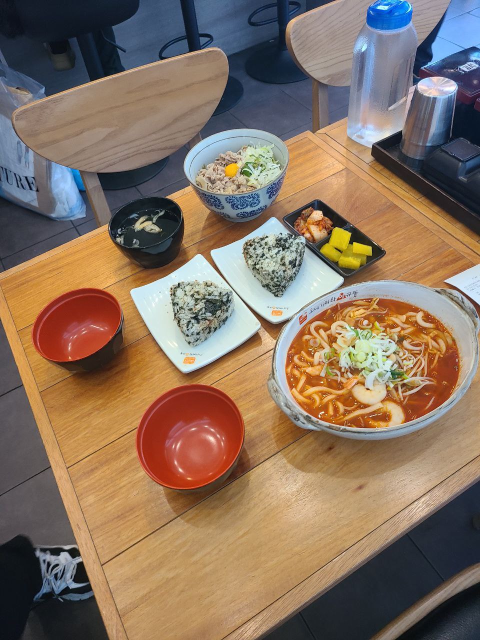 Lunch at Onigiri Wa Gyudon near Apgujeong Station Is Great for Solo Dining image 1