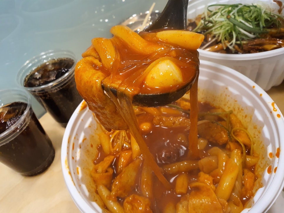A Place Where You Can Eat Tteokbokki and Chicken at the Same Time image 3