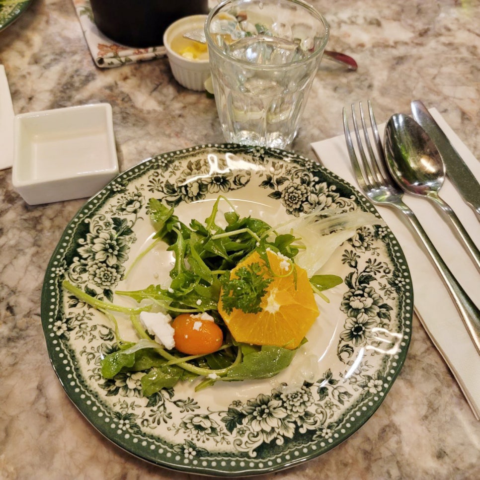 A Restaurant with Great Atmosphere in Apgujeong Rodeo, Cheongdam: Luka Kitchen image 2