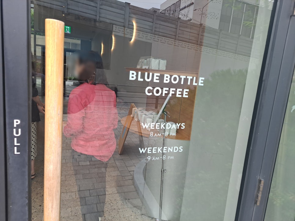 To Eat at the Apgujeong Cafe Blue Bottle, Securing a Seat Comes First image 2