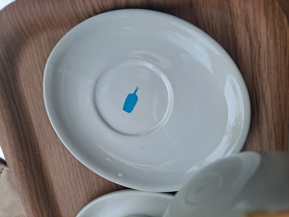 To Eat at the Apgujeong Cafe Blue Bottle, Securing a Seat Comes First image 13