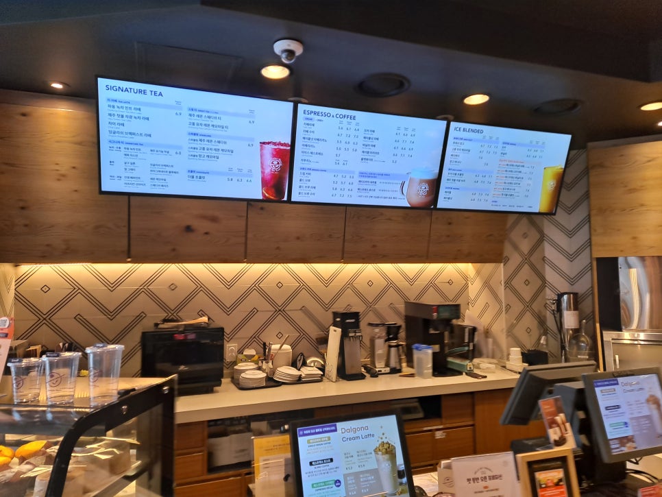 Coffee Bean New Apgujeong Branch, Dog-Friendly Cafe: Building Petiquette Culture for Pets image 4
