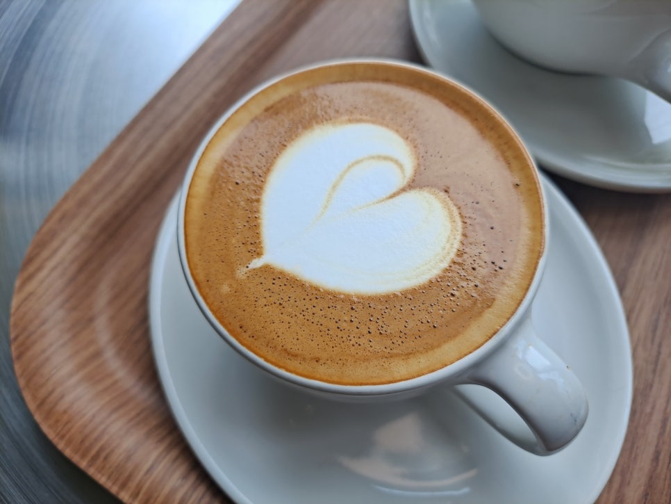 To Eat at the Apgujeong Cafe Blue Bottle, Securing a Seat Comes First image 11