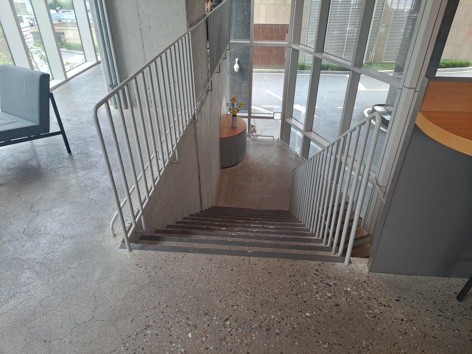 To Eat at the Apgujeong Cafe Blue Bottle, Securing a Seat Comes First image 8