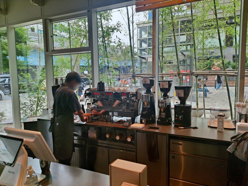 To Eat at the Apgujeong Cafe Blue Bottle, Securing a Seat Comes First image 6
