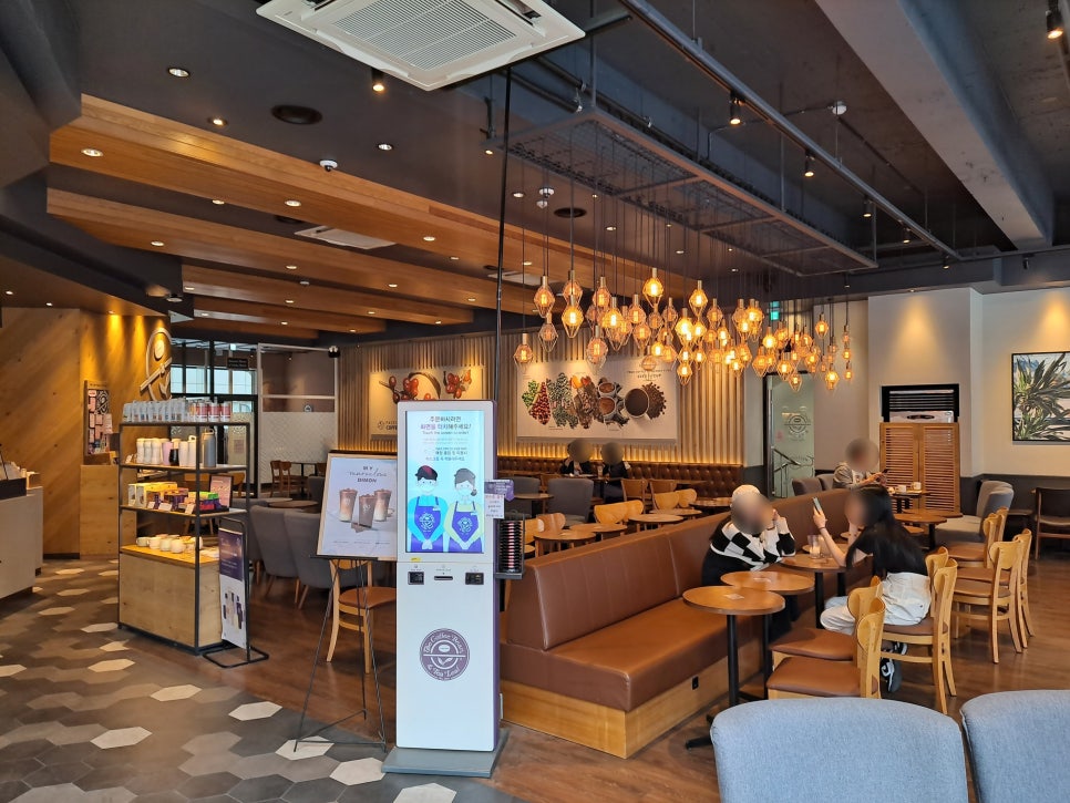 Coffee Bean New Apgujeong Branch, Dog-Friendly Cafe: Building Petiquette Culture for Pets image 3