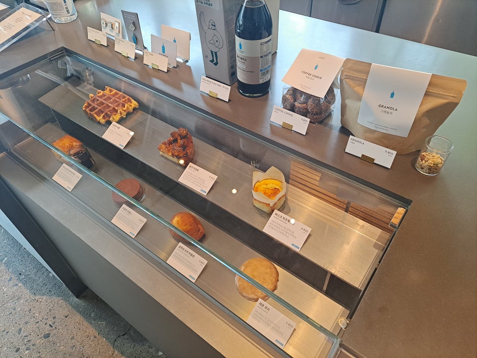To Eat at the Apgujeong Cafe Blue Bottle, Securing a Seat Comes First image 4
