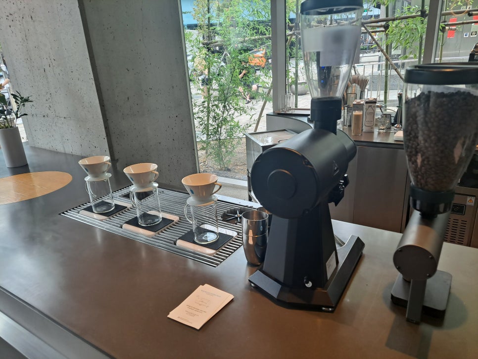 To Eat at the Apgujeong Cafe Blue Bottle, Securing a Seat Comes First image 7