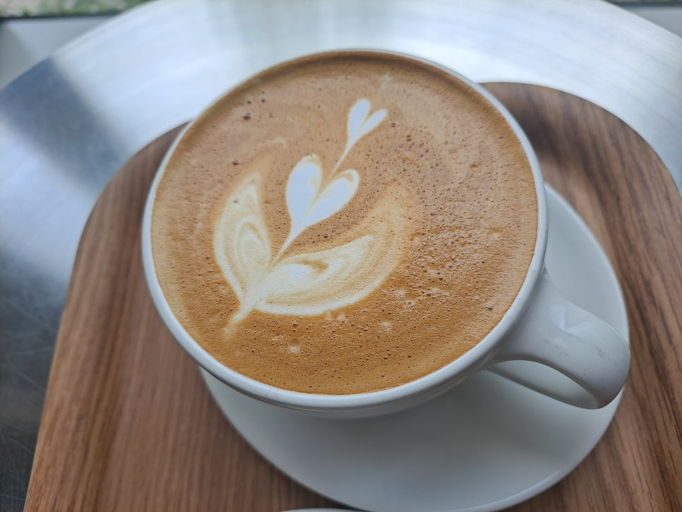 To Eat at the Apgujeong Cafe Blue Bottle, Securing a Seat Comes First image 12