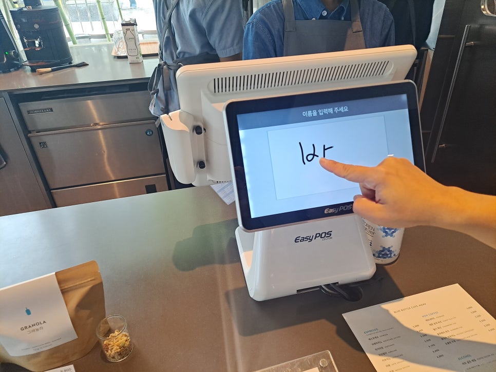 To Eat at the Apgujeong Cafe Blue Bottle, Securing a Seat Comes First image 5