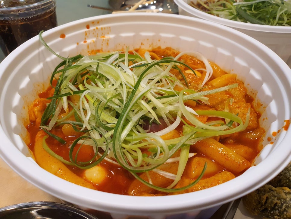 A Place Where You Can Eat Tteokbokki and Chicken at the Same Time image 2