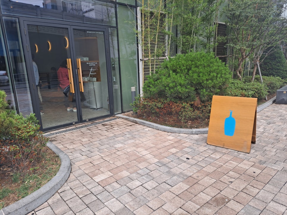 To Eat at the Apgujeong Cafe Blue Bottle, Securing a Seat Comes First image 1