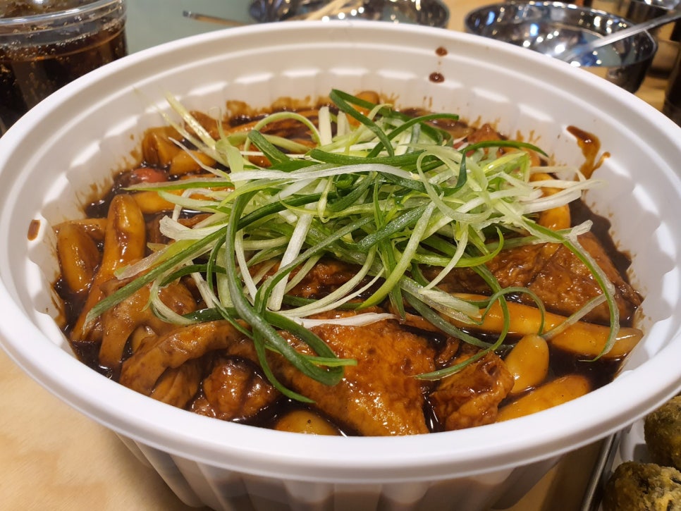 A Place Where You Can Eat Tteokbokki and Chicken at the Same Time image 1
