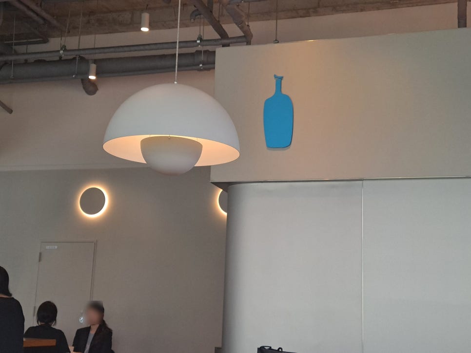 To Eat at the Apgujeong Cafe Blue Bottle, Securing a Seat Comes First image 9