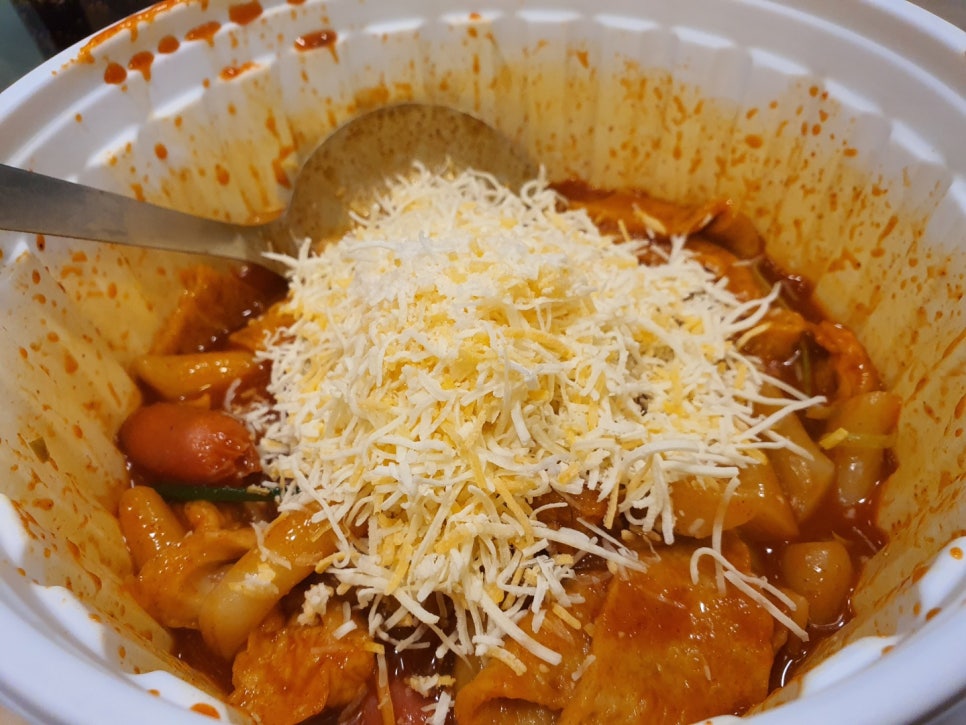 A Place Where You Can Eat Tteokbokki and Chicken at the Same Time image 4