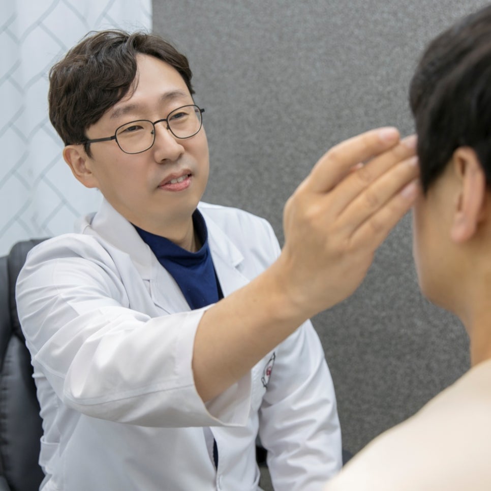 [가넷성형외과 언론보도] 노화로 처진눈꺼풀, 눈썹거상술로 피부 처짐 개선할 수 있어 관련 이미지 4