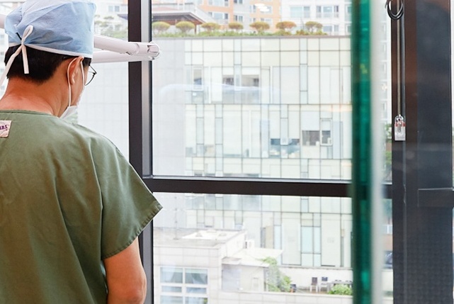 남자쌍꺼풀 안검하수 졸려 보이는 인상 눈 뜨는 힘부터 확인해야 합니다 관련 이미지 11