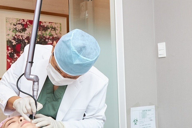 눈재수술성형외과 여러 번 수술 후에도 남아있는 고민이라면 관련 이미지 13