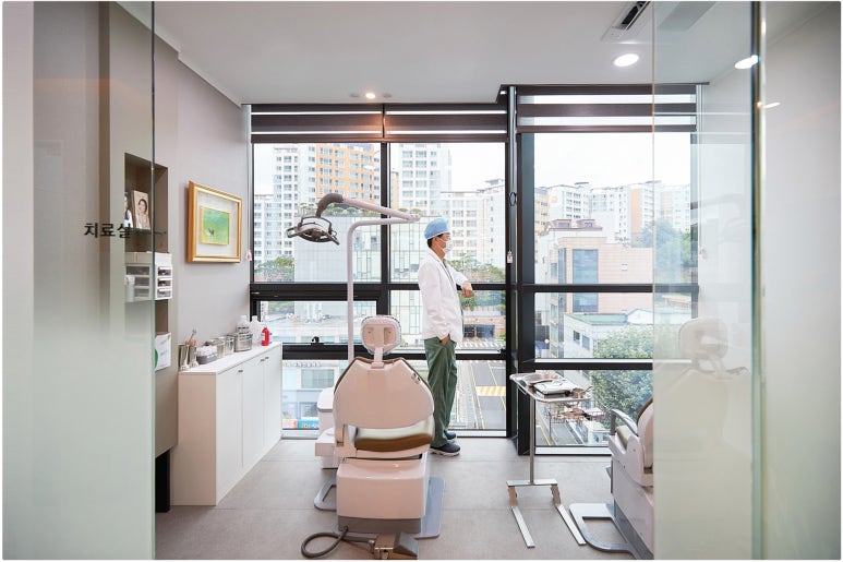 If you want the desired results from double eyelid revision surgery, you have to start over with the design image 4