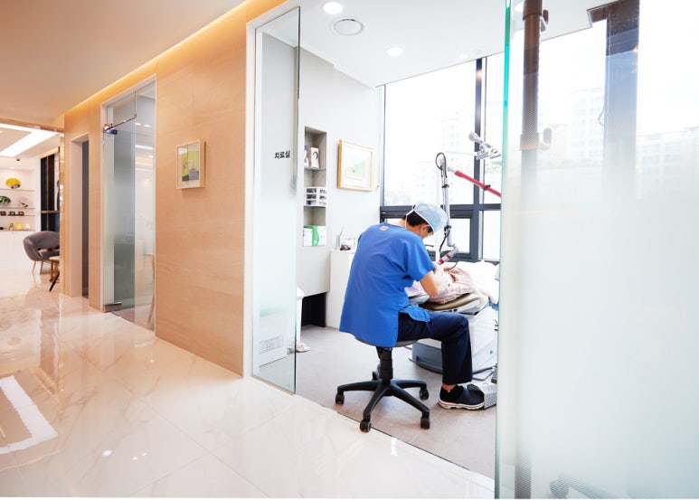 자연 쌍꺼풀이지만 나이가 들면 피부의 처짐 발생 관련 이미지 2