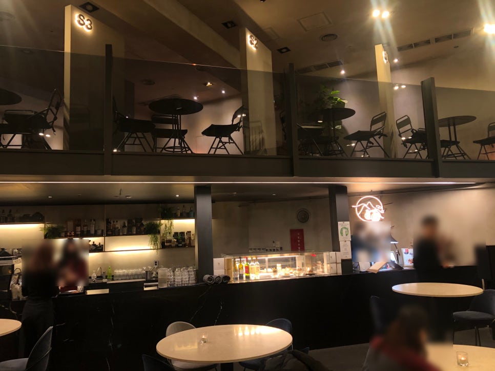 [Seokchon Lake Cafe] A Space Where a Cafe and a Bar Merge at Seokchon Lake image 4