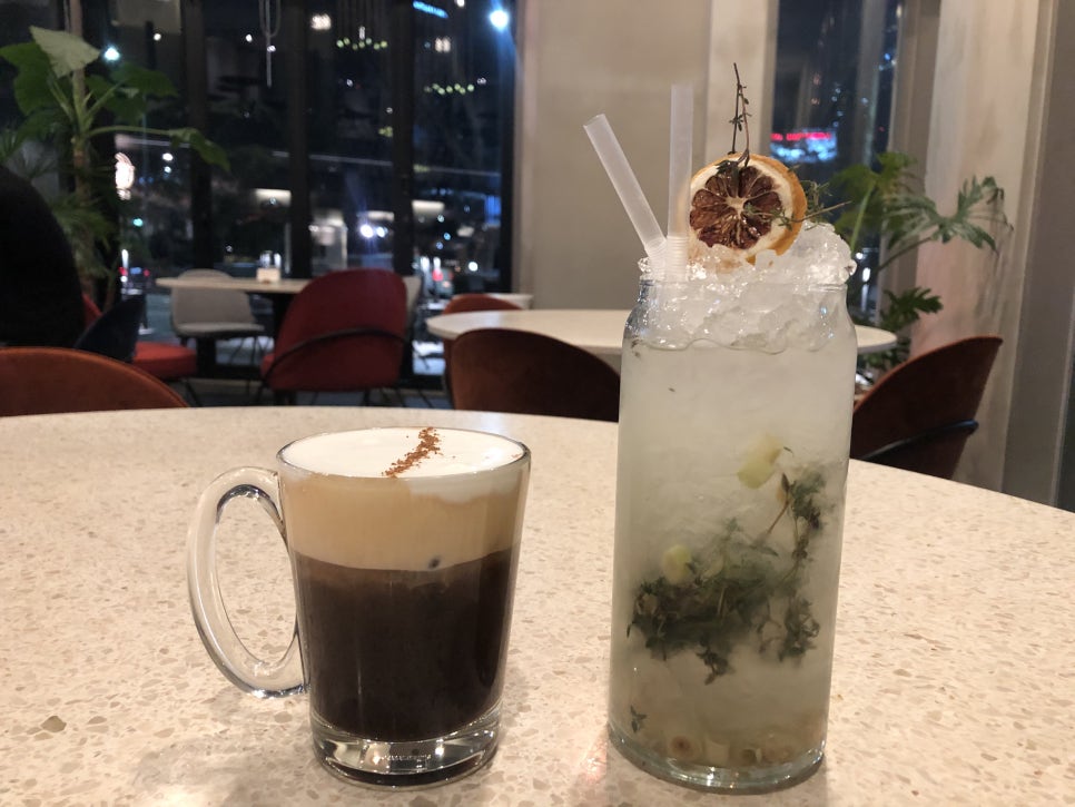 [Seokchon Lake Cafe] A Space Where a Cafe and a Bar Merge at Seokchon Lake image 16