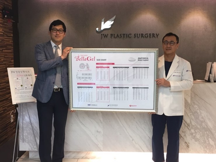 JW정원성형외과 모티바가슴성형 보형물의 특별함▶중력에 따라 물방울로 변화 관련 이미지 13