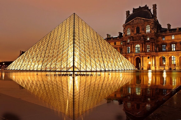 What city is famous for glass? 관련 이미지 1