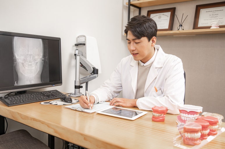 서울치과추천, 치아교정 중 충치 생기는 이유와 예방법 관련 이미지 6