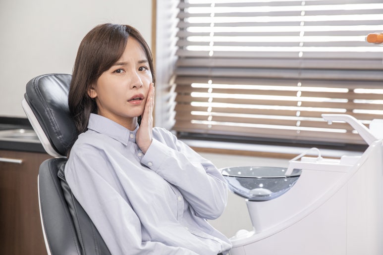 Gangbyeon Station Dental Clinic: If it hurts when you chew, suspect a cracked tooth image 8