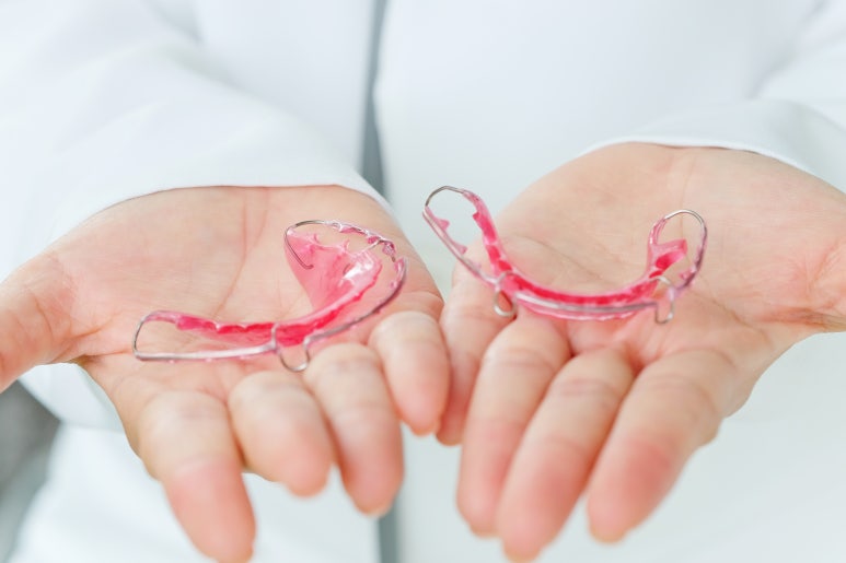 건대역근처치과 치아교정 후 유지장치, 왜 그렇게 중요할까? 고정식과 가철식의 차이 관련 이미지 3