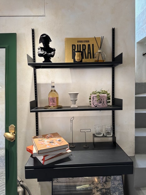Front Seoul :: A Cozy Café on the First Floor of Park Tae-jun Comics Company in Sinsa Station image 2