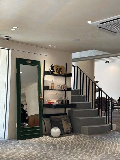 Front Seoul :: A Cozy Café on the First Floor of Park Tae-jun Comics Company in Sinsa Station image 3