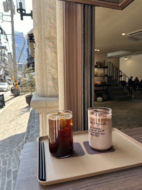 Front Seoul :: A Cozy Café on the First Floor of Park Tae-jun Comics Company in Sinsa Station image 5