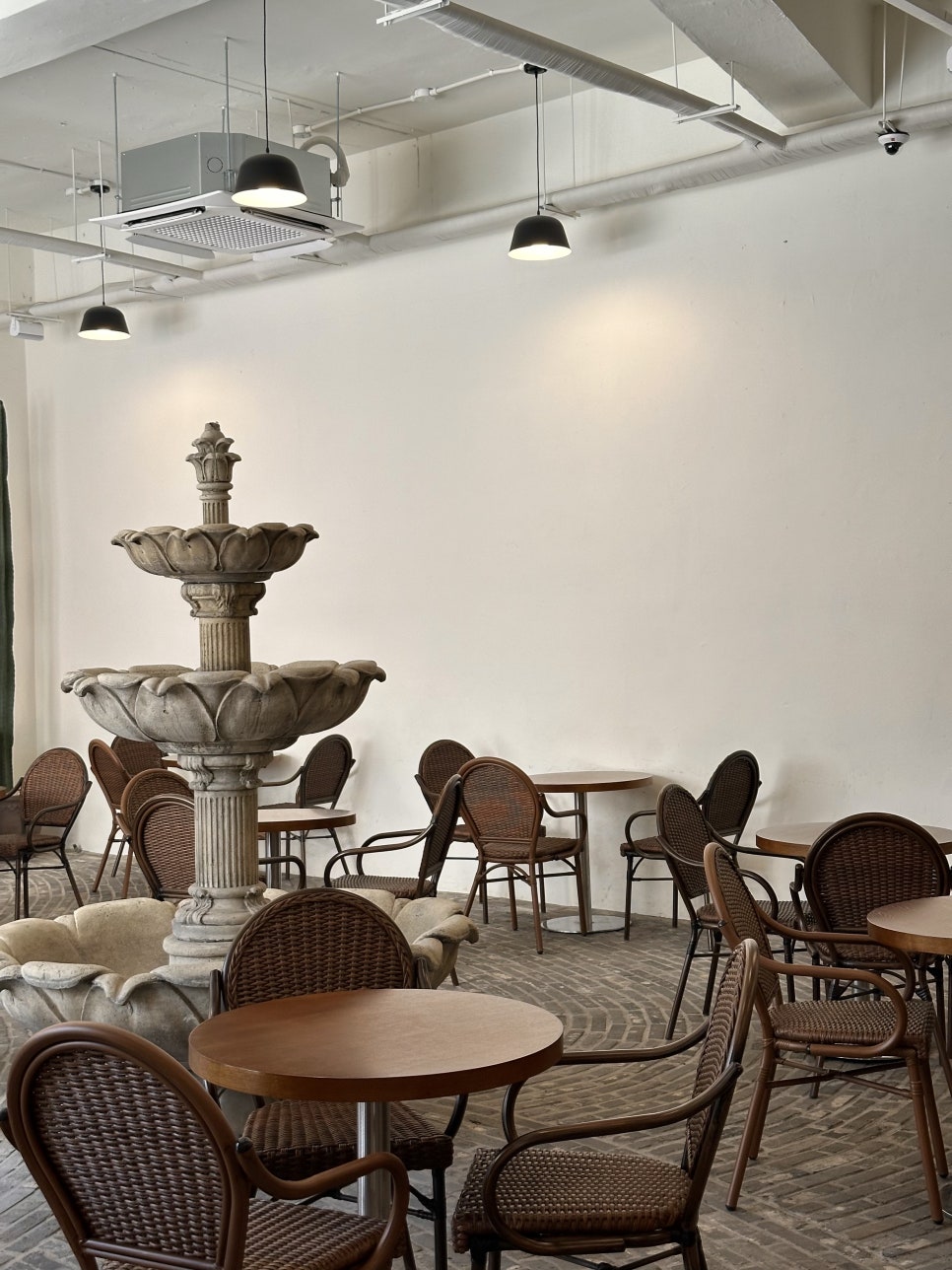 Front Seoul :: A Cozy Café on the First Floor of Park Tae-jun Comics Company in Sinsa Station image 1