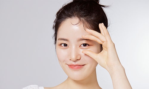 눈밑지방재배치 수술에 대해 자세히 알아보겠습니다. 관련 이미지 1