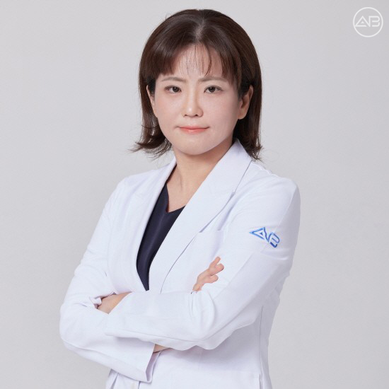 [E-DongA] Columella Line Rhinoplasty: The Key Is a Rounded-Pointed Columella and Nasolabial Angle Correction image 1