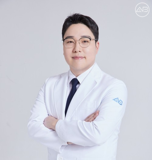 [E-DongA] Facelift Surgery: Choosing a Customized Surgical Method According to the Condition of Facial Aging Is Important image 1