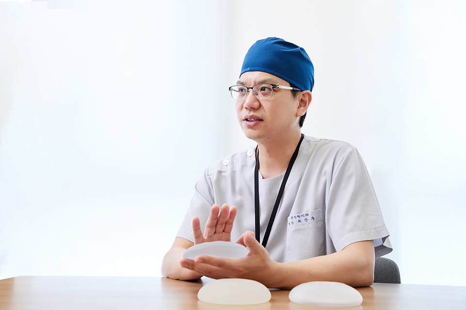 뷰성형외과 최순우 원장, 안전한 가슴 성형수술 결과 만드는 포인트는 관련 이미지 1
