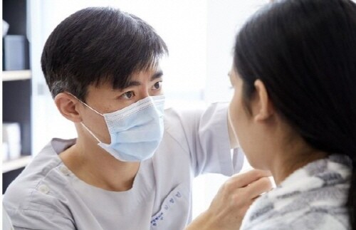 뷰성형외과 김정민 원장, 다양한 쌍꺼풀 수술 방법과 적용 대상 관련 이미지 1