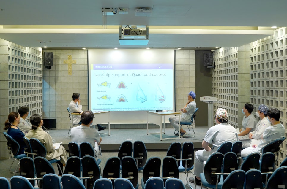 뷰성형외과, 환자의 높은 만족도를  위한 정기세미나 실시 관련 이미지 2